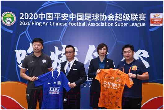 中超联赛苏州赛区举行球衣赠送活动向蓝区酒店致谢 中超联赛苏州赛区举行球衣赠送活动向蓝区酒店致谢
