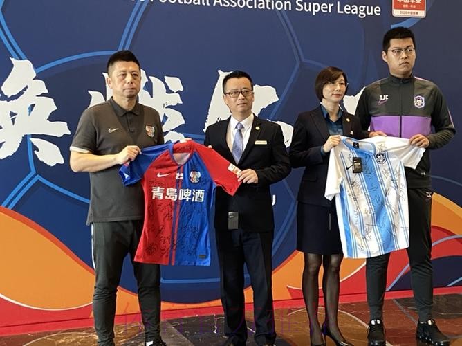 中超联赛苏州赛区举行球衣赠送活动向蓝区酒店致谢 中超联赛苏州赛区举行球衣赠送活动向蓝区酒店致谢