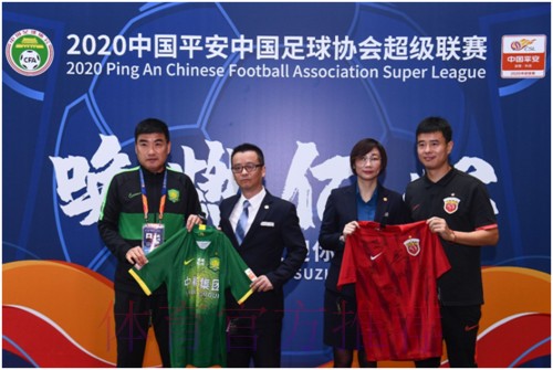 中超联赛苏州赛区举行球衣赠送活动向蓝区酒店致谢 中超联赛苏州赛区举行球衣赠送活动向蓝区酒店致谢