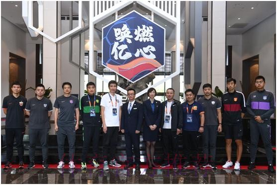 中超联赛苏州赛区举行球衣赠送活动向蓝区酒店致谢 中超联赛苏州赛区举行球衣赠送活动向蓝区酒店致谢